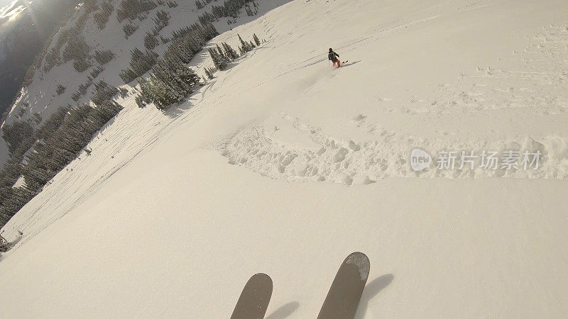 POV是滑雪者通过厚厚的粉末雪下坡