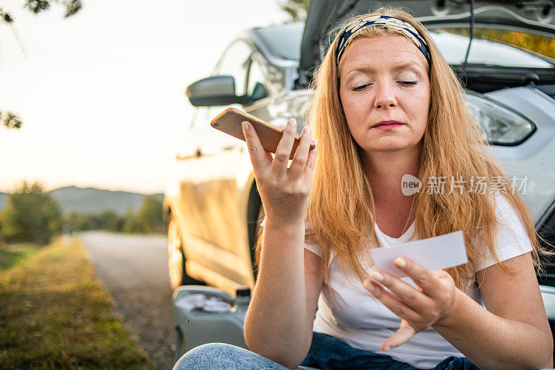 这名妇女打电话给路边援助服务。