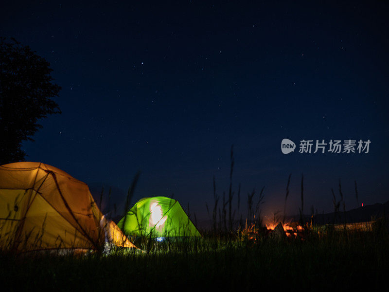 山顶上的帐篷，夜景