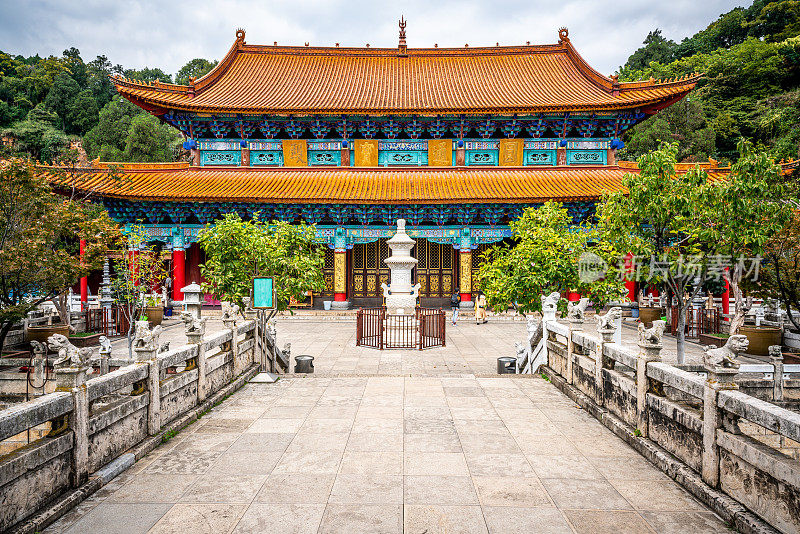 中国云南昆明的圆通佛寺景观与大殿建筑
