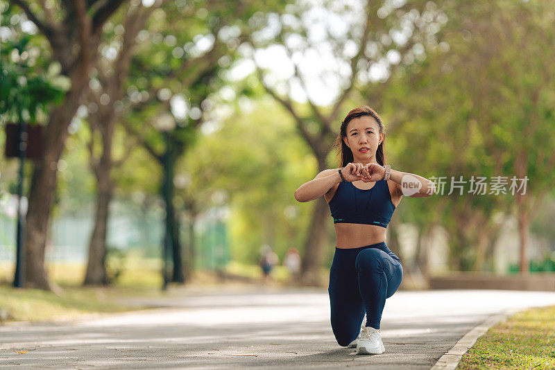 亚洲女人在跑步前热身