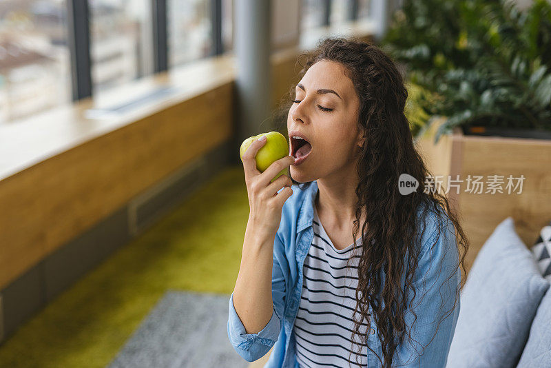 女商人吃健康零食，吃苹果