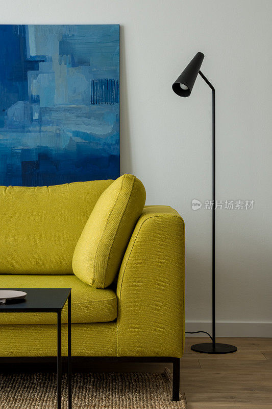现代的黄色沙发和简单的灯