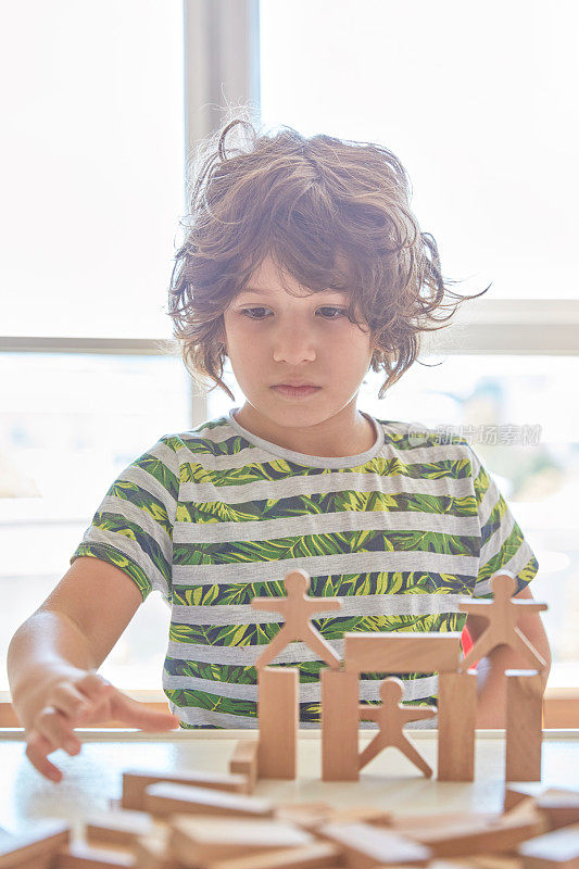 可爱的小男孩在玩积木