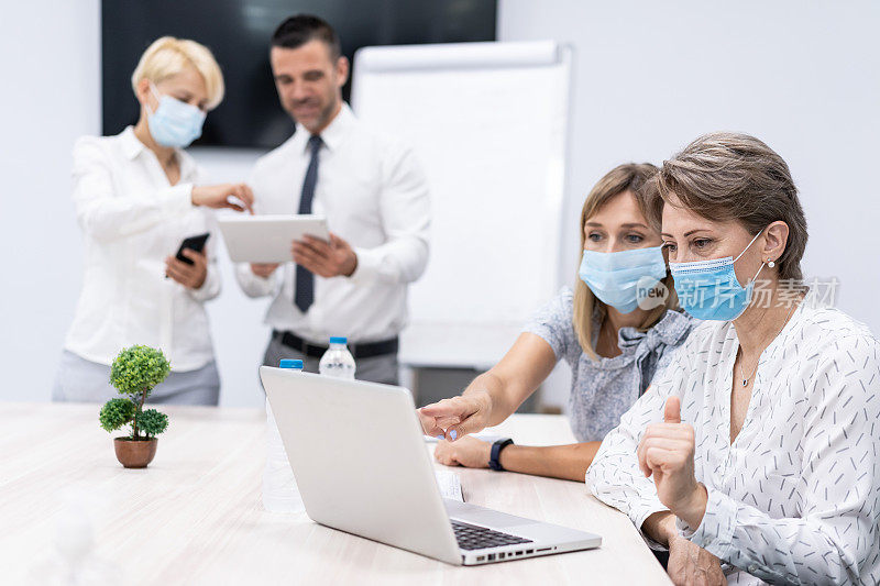 同事在办公室工作带医用口罩，新工作规则