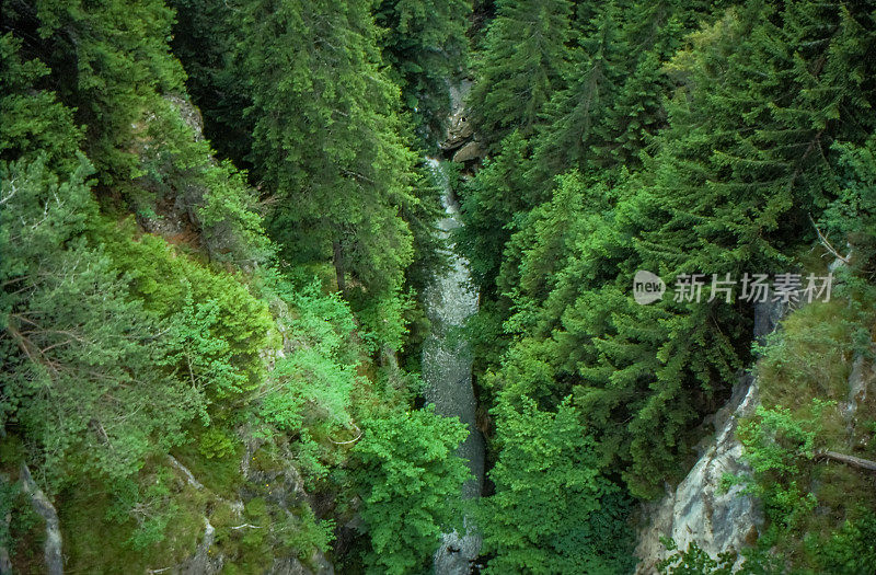 古董照片和旧复古复古风格正片扫描，1980年代的观点，在瑞士，丘尔，瑞士的高架桥跨越一个深的峡谷