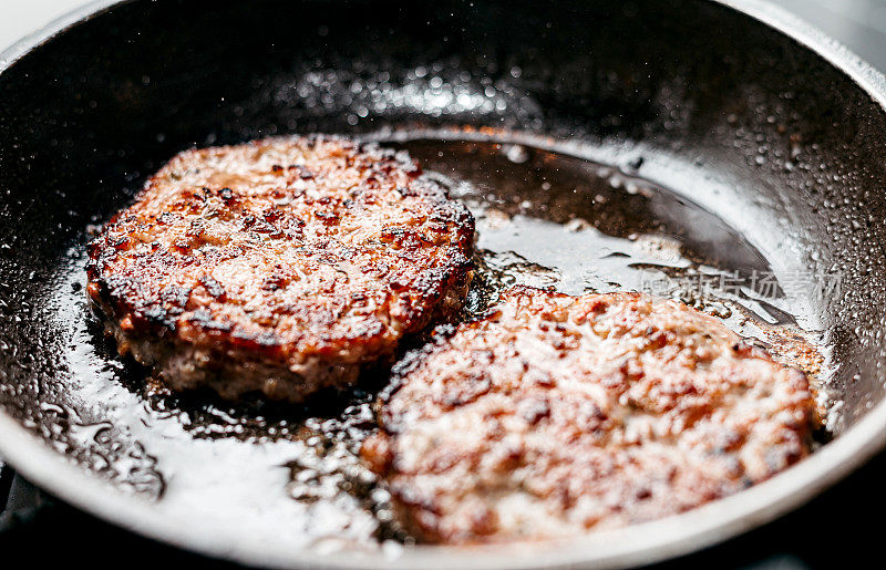 在黑锅上烤牛肉汉堡