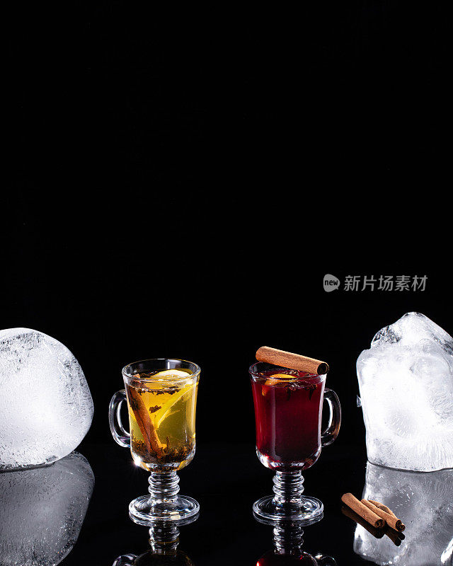 两杯加热葡萄酒，黑色背景