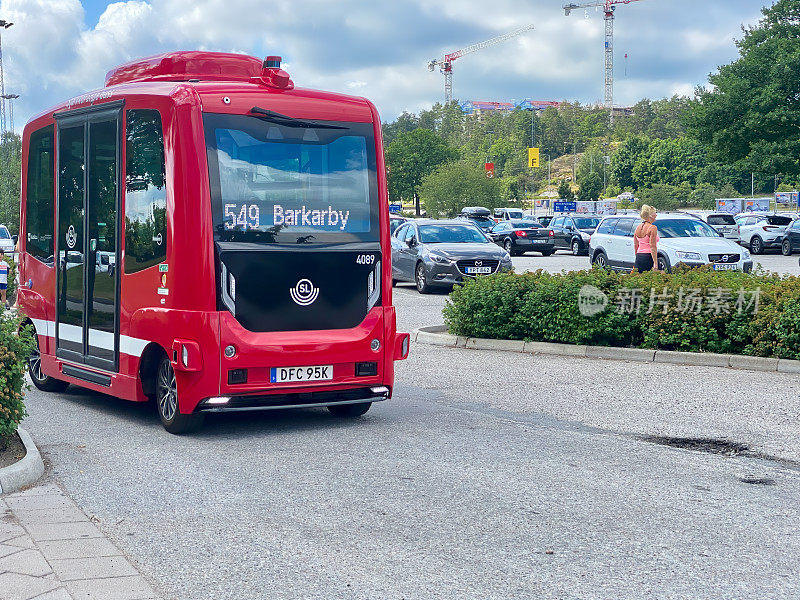 瑞典红色自动驾驶小巴。