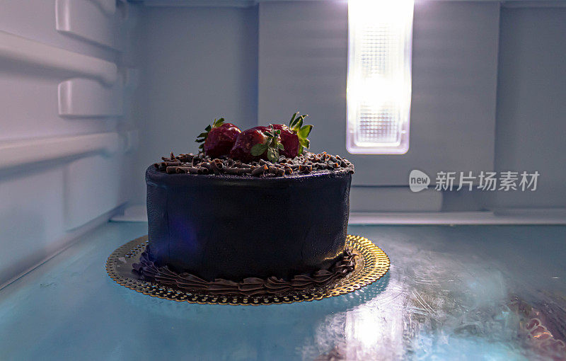 冰箱里放着草莓的黑森林巧克力蛋糕
