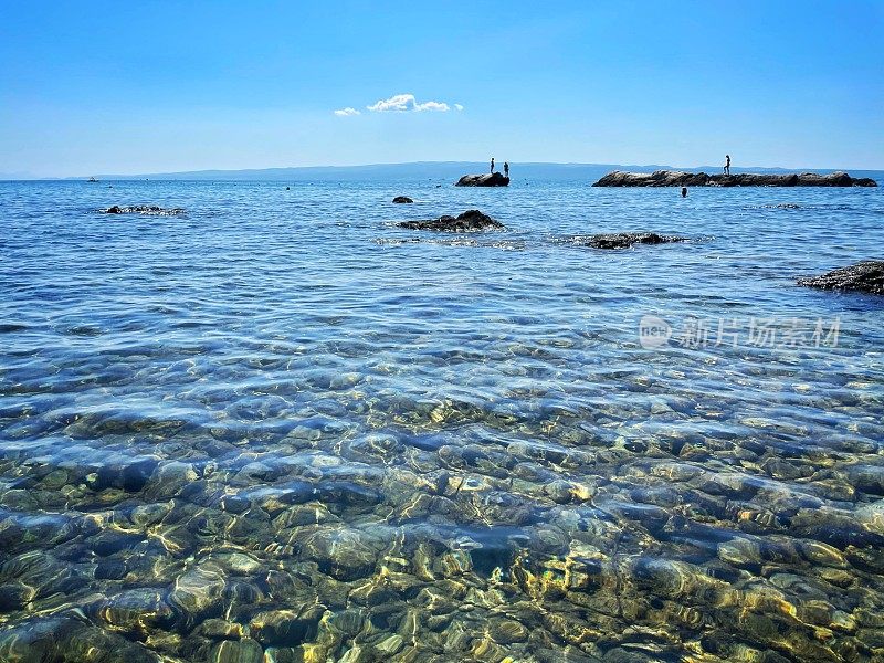 克罗地亚斯普利特的巴vice海滩清澈的亚得里亚海