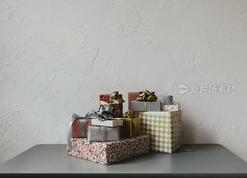 圣诞静物:桌上的一堆圣诞礼物(复印空间)