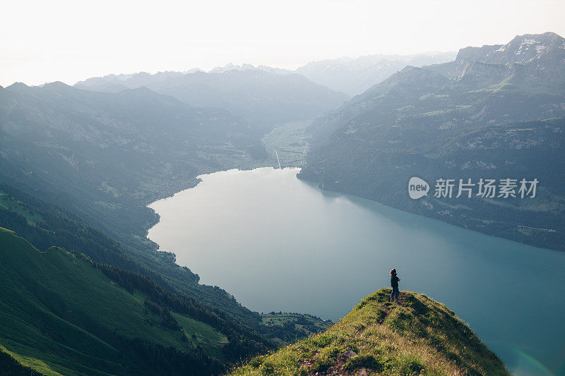 日出时，徒步旅行者在山上的观景点放松