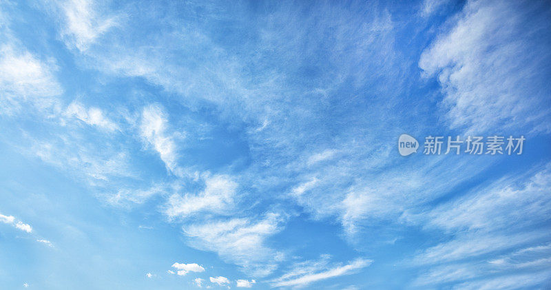 蓝色的天空中飘着松软的白云
