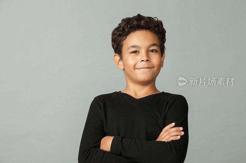 接近工作室肖像9岁的非洲裔美国男孩在灰色的背景