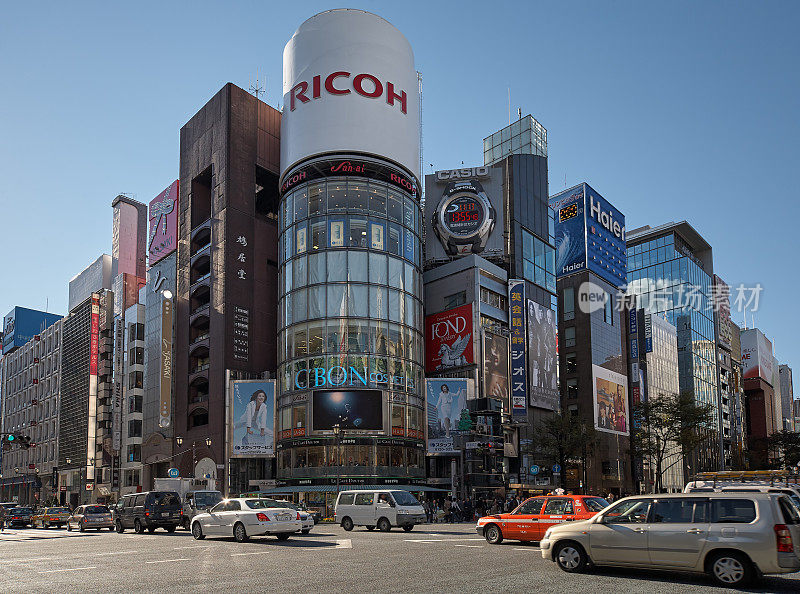历史银座十字路口前的三爱大厦顶部有生态动力广告牌。东京。日本