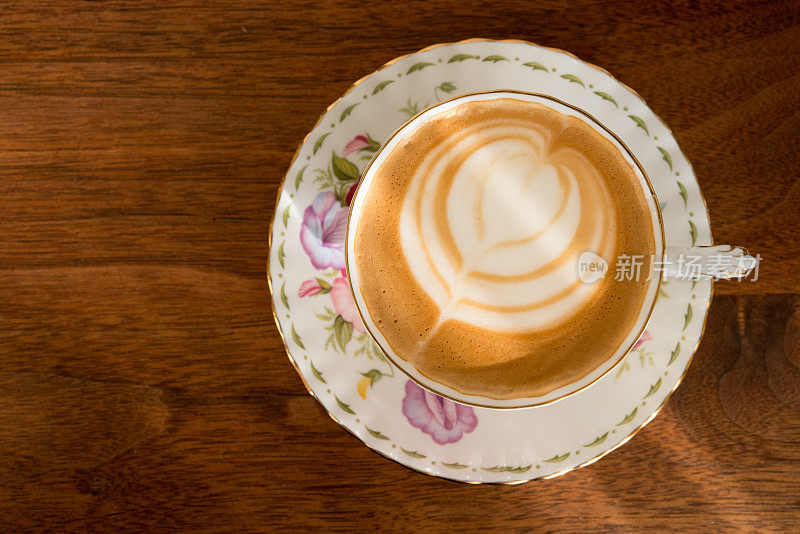 家庭咖啡师-在下午晚些时候的阳光下，在复古的骨瓷杯里自制的白咖啡与脱脂牛奶