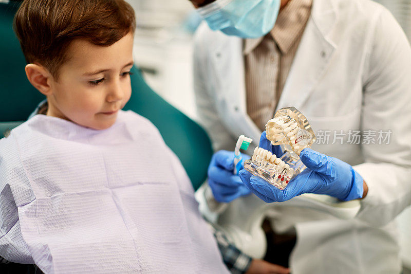 小男孩在看牙医期间学习如何正确刷牙。