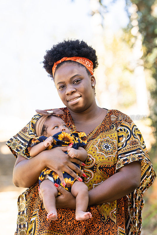 非洲母亲和婴儿在户外的肖像