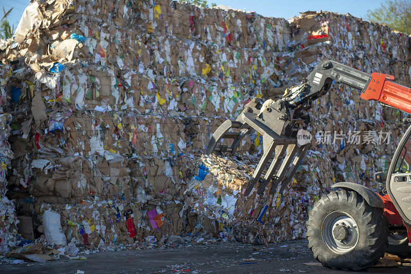 建筑机械运送纸板废料包在回收设施