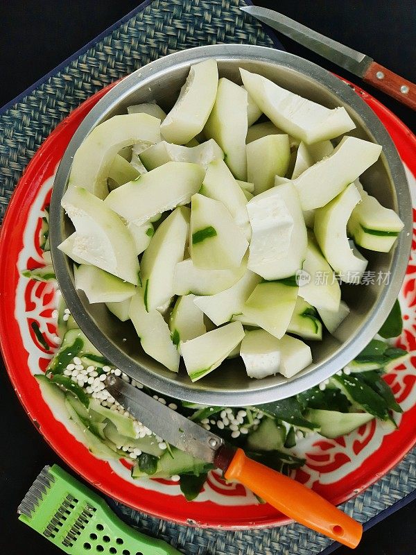 将木瓜切成小块用于食物准备。