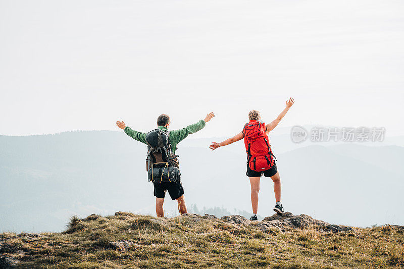 徒步旅行的朋友在山脊上的观点放松