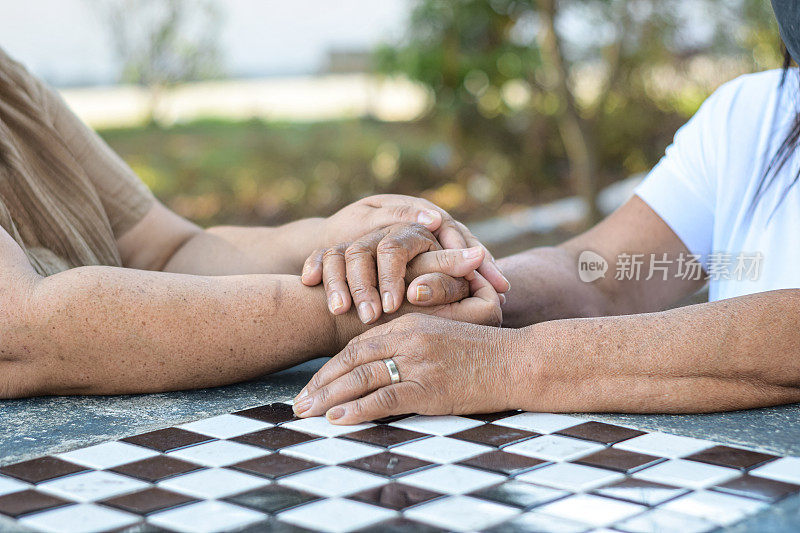 成熟女人的双手在一起