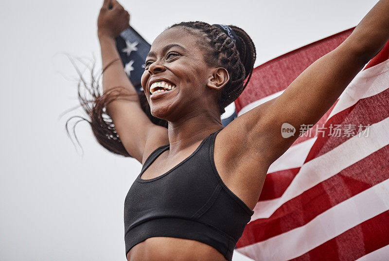 一名年轻的女运动员举着旗子