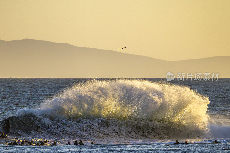 2021年10月26日，冲浪者在美国加州圣巴巴拉港的沙坑休息。