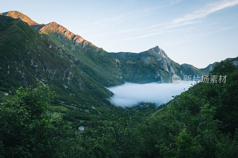 日出时山脉的风景