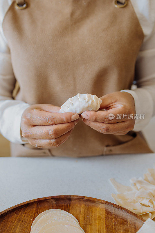 一个匿名的女人在厨房里准备健康的饭菜