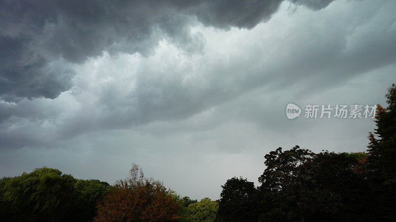 头顶上雨云的镜头;天气变化