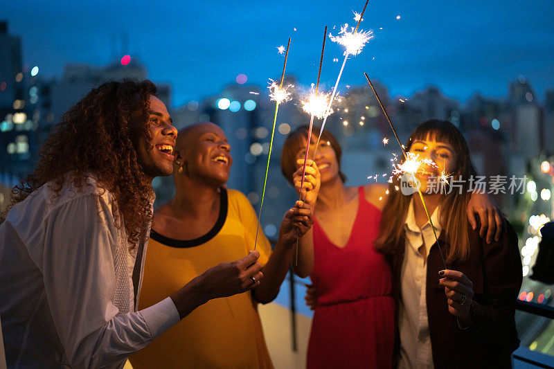 朋友们在家里放烟花庆祝新年