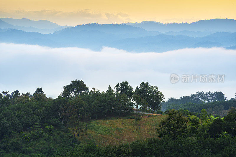 泰国南省邱曼市清晨的雾景