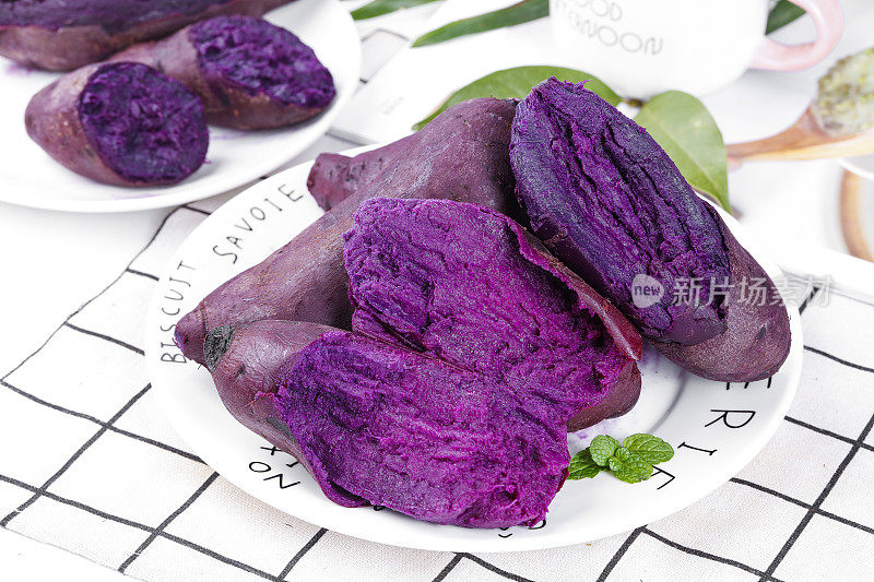 格子底上的一盘紫罗兰紫薯