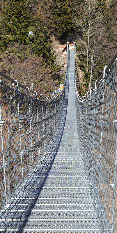 悬索桥在高空的空山中由钢索支撑