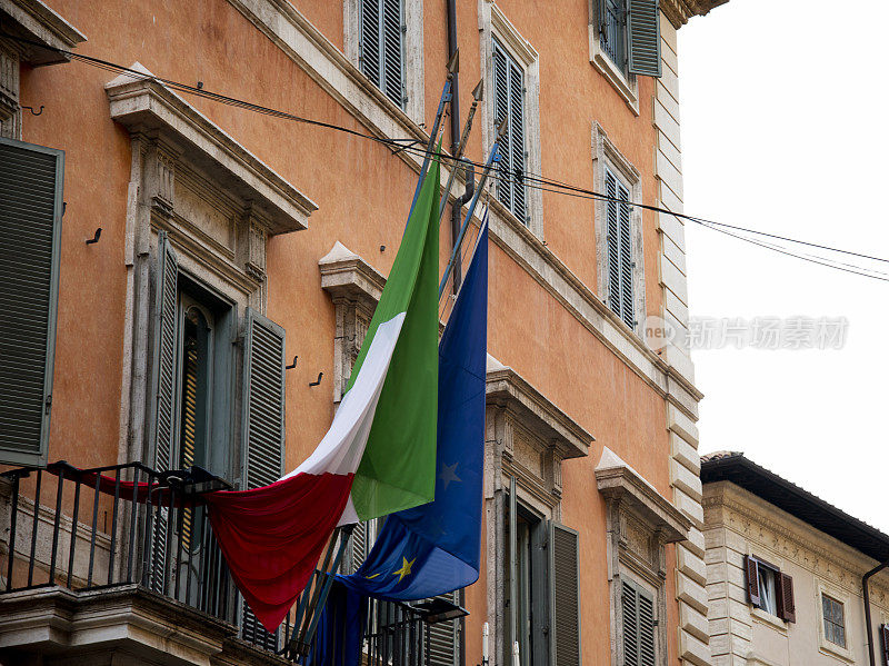 议会大楼悬挂意大利和欧盟国旗。