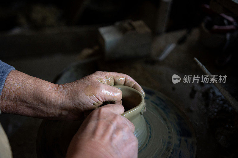 被裁掉的陶工制作陶器的手