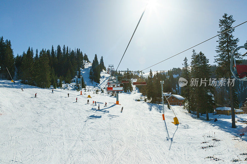 波斯尼亚和黑塞哥维那Jahorina滑雪场的滑雪缆车上的滑雪者