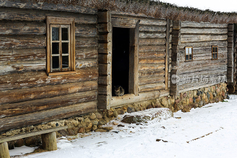 俄罗斯冬天的风景。一间旧木屋，一间茅草屋顶的木屋。被雪覆盖的废弃俄罗斯村庄。带谷仓的木屋。