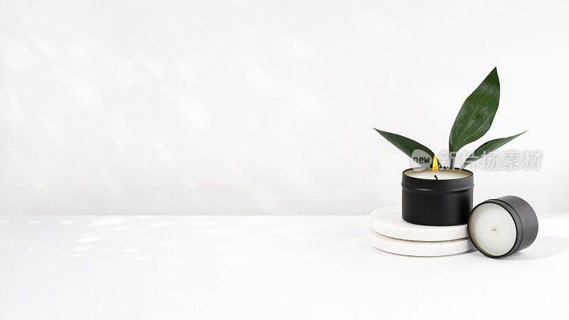 大豆蜡蜡烛在一个黑色的罐子在一个白色的背景。天然环保有机蜡烛。时尚的概念。极简主义者。等角投影。副本的空间。横幅。