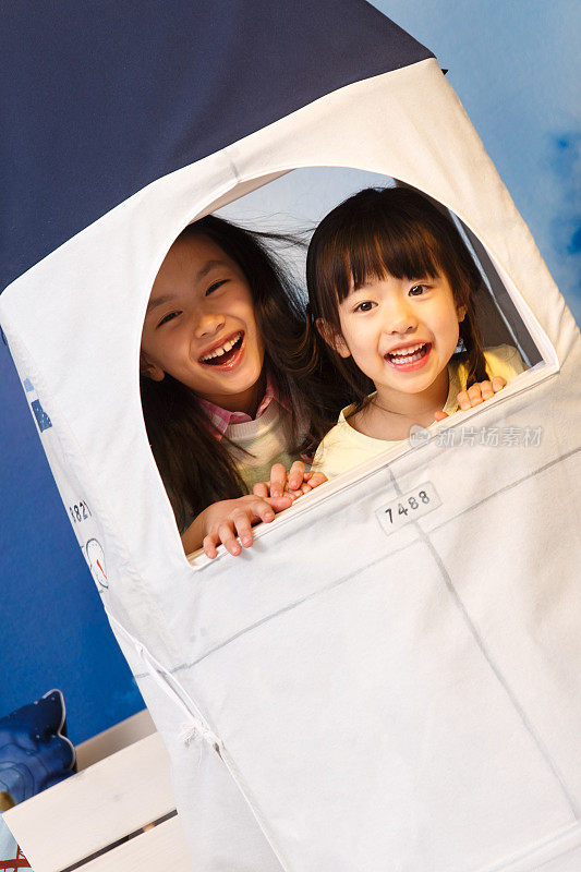 可爱的小女孩在玩太空探索