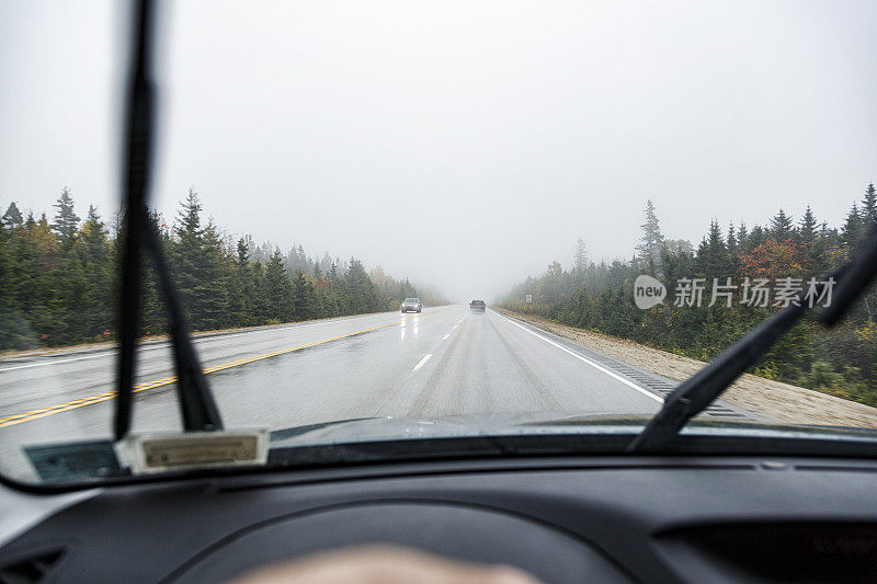 通过雨刷的汽车视角