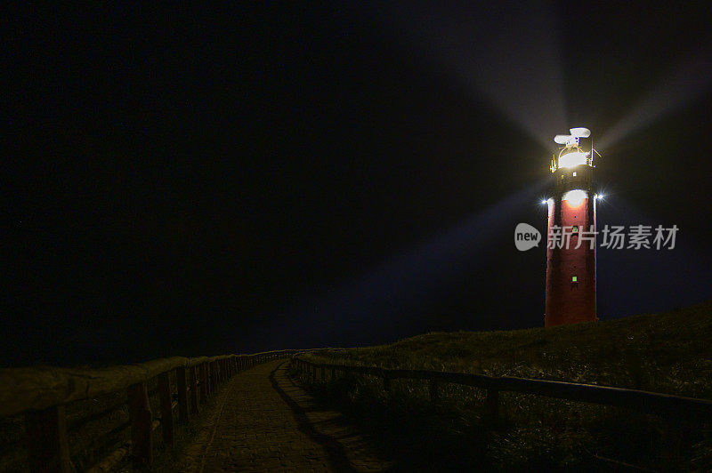 在一个风雨交加的秋夜，沙丘上的Texel灯塔