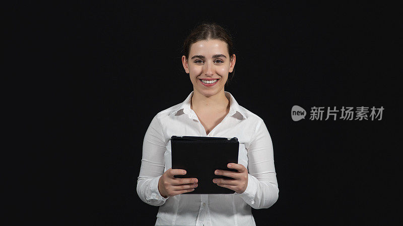 保持与公司的在线联系。裁剪拍摄的微笑的女商人使用一个数字平板电脑黑色孤立在白色。