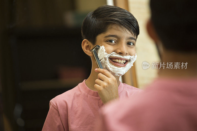男孩喜欢用泡沫刮脸