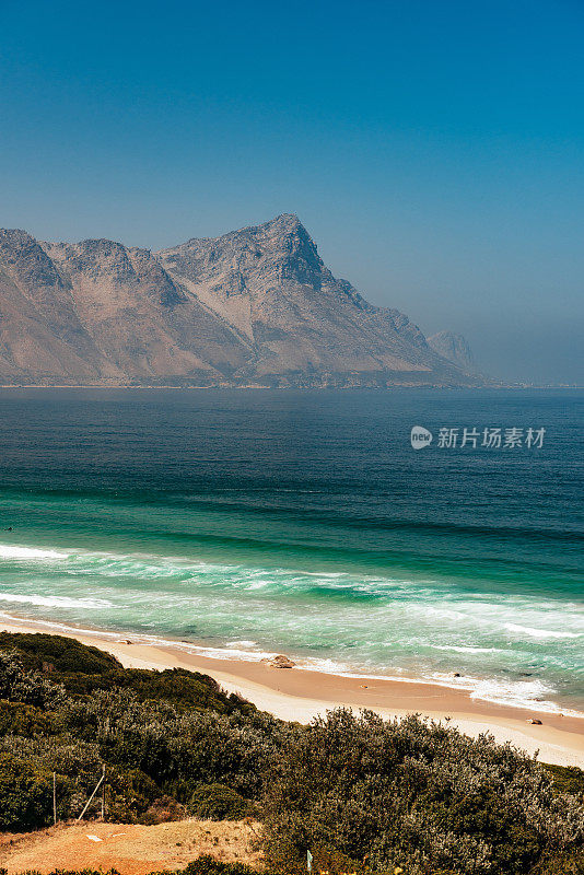 南非博尔德斯海滩附近的福斯湾周围的山脉