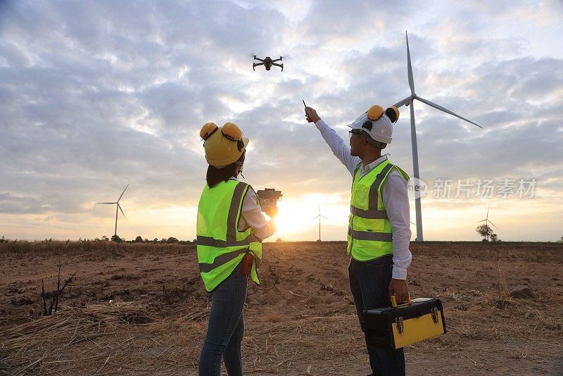 伙伴维护和设计工程师测量风力涡轮机在风力涡轮机领域，绿色能源，可再生能源的概念