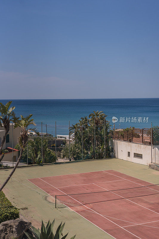 海边一个阳光明媚的网球场的风景