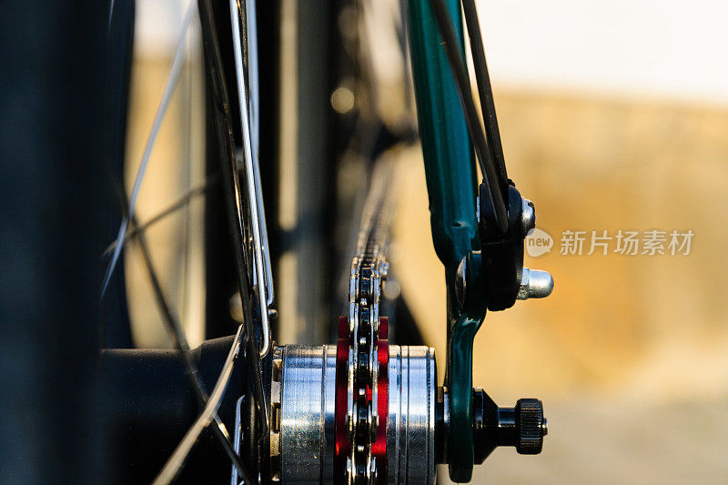 关闭毂和辐条的老式自行车固定齿轮